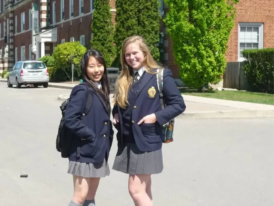 Ridley College 10학년, 룸메이트와 학교 기숙사 앞에서 (St.Catharines, ON)